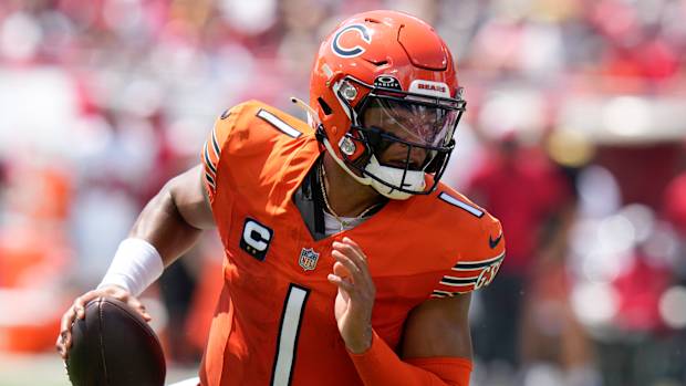 Bears quarterback Justin Fields runs the ball